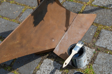 Alte Landmaschine Pflug neu aufbauen und mit Farbe anstreichen 