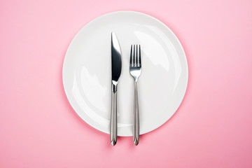 The fork and knife lie on the plate parallel to each other