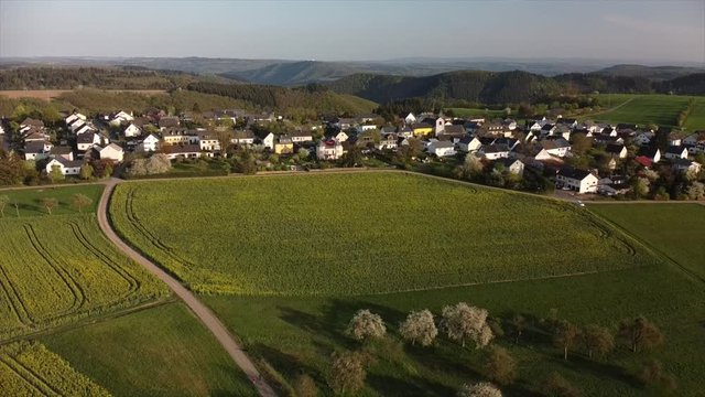 bl&uuml;hende Kirchb&auml;ume bei Dohr, Eifel, Rheinland-Pfalz, Deutschland