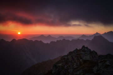 Wschód słońca ze Świnicy w Tatrach - obrazy, fototapety, plakaty