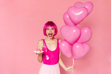 Image of delighted nice woman in wig posing with balloons and cake