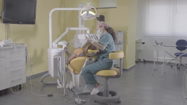 igenista dental trabajando 