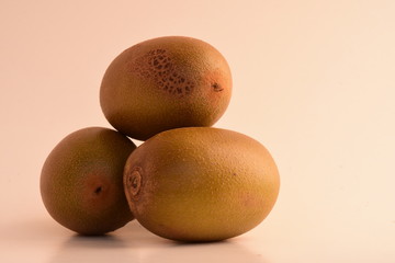 TROIS KIWIS DANS UN STUDIO PHOTO