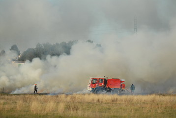 Fototapeta na wymiar intervention des pompiers sur un feu de broussailles