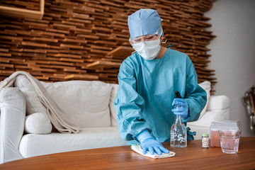 ウイルス感染患者の家を除菌作業するスタッフ