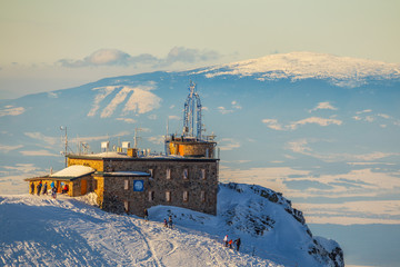 Obserwatorium meteorologiczne na Kasprowym Wierchu w Tatrach w promieniach zachodzącego słońca