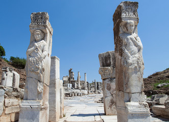 Obraz premium ruins of the ancient city of ephesus, Heracles gate, izmir, Turkey.