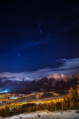 Zimowa noc pod Tatrami, widok na Zakopanem i Giewont