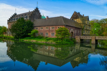 Fototapeta na wymiar Historische Wasserburg in Wittringen bei Gladbeck
