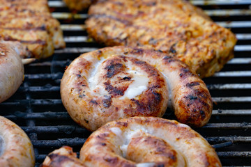 Grillwurst und Fleisch auf dem Grill