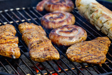 Grillwurst und Fleisch auf dem Grill