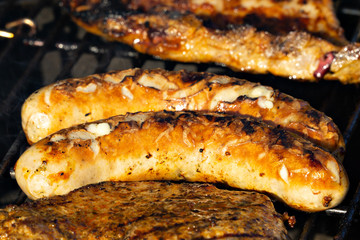 Grillwurst und Fleisch auf dem Grill