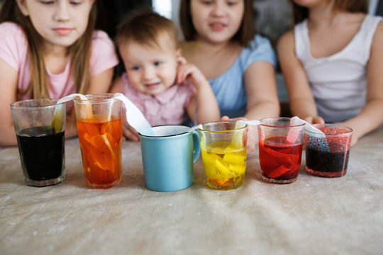 Kids experiments with color at home, mixing colors