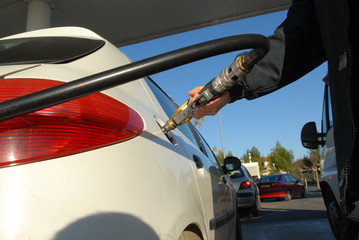 pompe &agrave; essence faire le plein