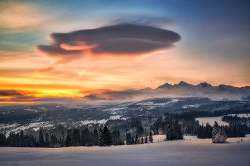 Chmura soczewkowa nad Tatrami Bielskimi przed wschodem słońca - obrazy, fototapety, plakaty