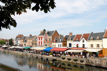 Ville d'Amiens, quartier Saint-Leu, ses restaurants au bord de l’eau ( Quai Belu) et ses maisons étroites et colorées, département de la Somme, France