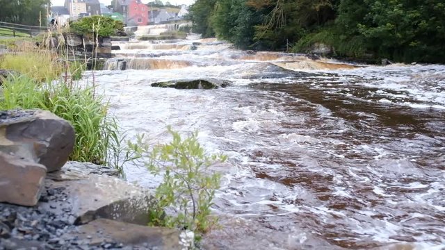 Cascadas en el r&iacute;o Inagh a su paso por la localidad de Ennistymon, condado de Clare, Irlanda