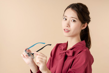 眼鏡を外す女性
