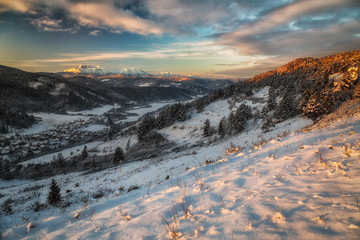 Wschód słońca na Przełęczy pod Tokarnią z widokiem na Tatry