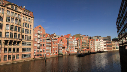 Ein letztes Stück des alten Hamburg; Blick in's Nikolaifleet (Wasserfront der Deichstraße)