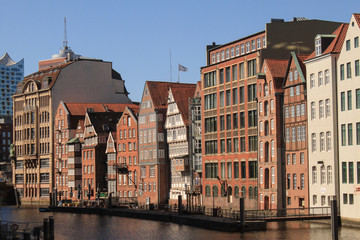 Ein Hauch des alten Hamburg; Häuserzeile am Nikolaifleet (Deichstraße)