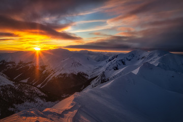 Zimowy zachód słońca obserwowany z Kasprowego Wierchu w Tatrach - obrazy, fototapety, plakaty