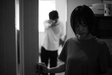 部屋から出ていく女性