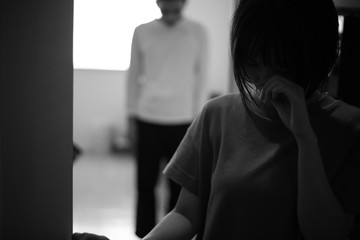 部屋から出ていく女性