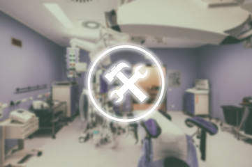 Medizintechnik im Operationssaal eines Krankenhauses mit Symbol