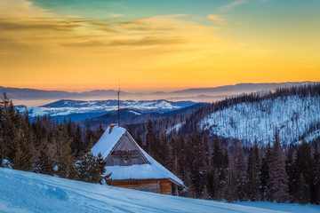 Zimowy poranek na Hali Gąsienicowej w Tatrach