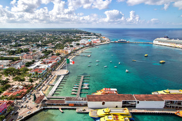 Obraz premium Port of San Miguel de Cozumel, Quintana Roo, México, aerial view.