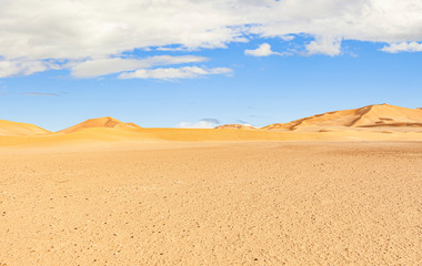 Fototapeta na wymiar Jeep safari in the Omani Rub al-Chali Desert