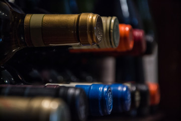 Cabezales de botella de vino. Ordenadas. Dispensa