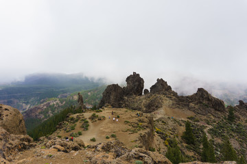 Blick vom Roque Nublo (Gran Canaria) auf die Platform davor. 