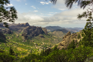 Idyllischer  Blick in die Berge auf Gran Canaria mit einem kleinen Dorf im Tal. 