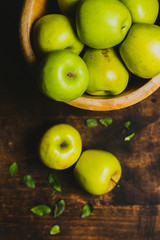 Fototapeta na wymiar Fresh green apple harvested in the wood bowl. 