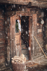 Feuerholz im Korb,Berghütte im Schnee,mountain hut