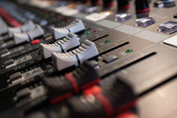Sound mixer console