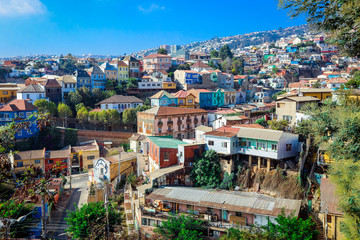 Obraz premium Panoramic View to the Mountain Hills with the Colorful and Bright Buildings with Painting, Valparaiso, Chile 