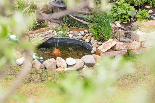 DIY Selbstgebautes Gartenensemble Kr&auml;uterspirale mit kleinem Solar- Springbrunnen