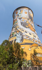 Fototapeta premium Wieża chłodnicza elektrowni w Soweto Townships, Johannesburg, RPA