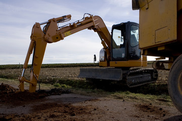 Chantier et pose d'une canalisation par un agriculteur dans un champ