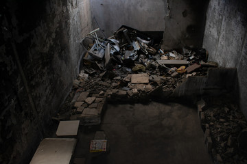 zulo room with rubble and garbage