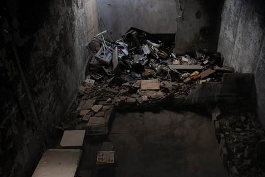 zulo room with rubble and garbage