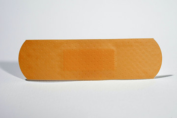 Pansement pour blessure sur fond blanc