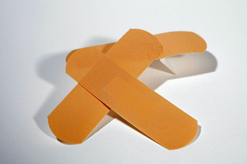 Pansement pour blessure sur fond blanc