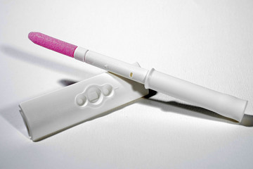 Test Grossesse sur fond blanc