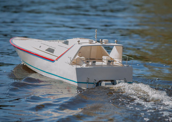 Ferngesteuertes Schiffsmodell wird auf einem See ferngesteuert