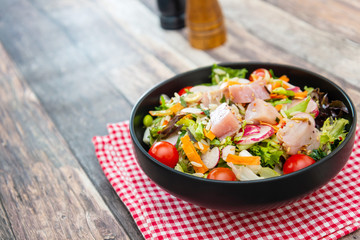 salad crude in melance of beans, kitchen of smoked tuna and sauce wasabi and cincemere