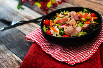 salad crude in melance of beans, kitchen of smoked tuna and sauce wasabi and cincemere